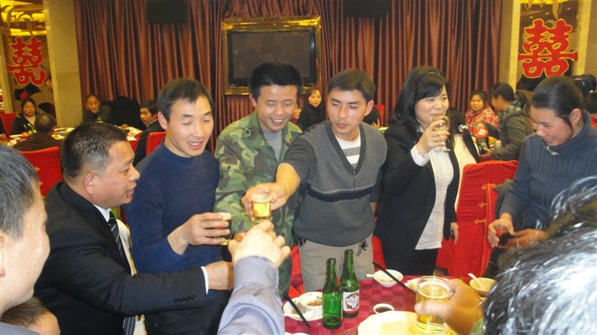 董事长高文枢、副总裁陈存妹为员工敬酒